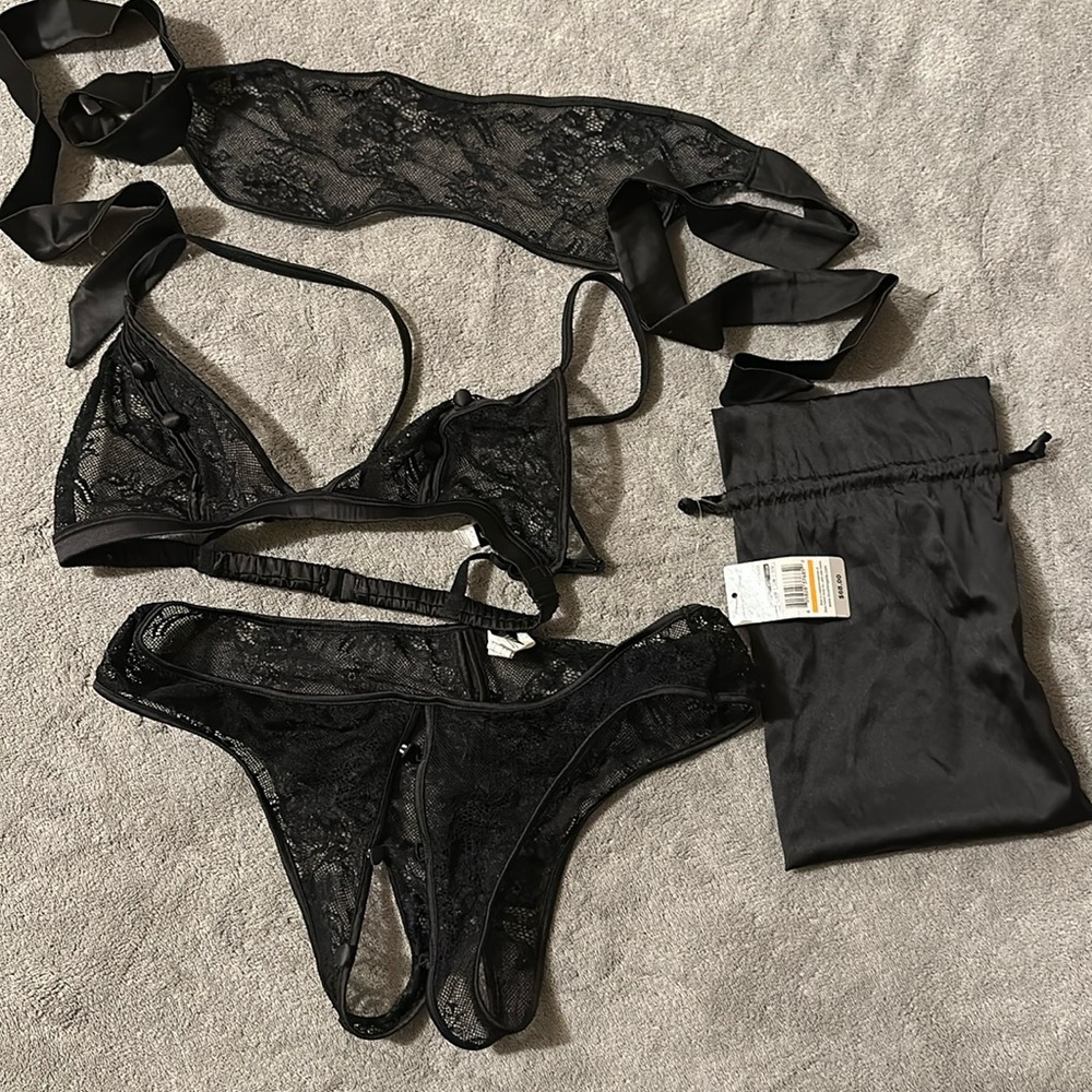 BLUSH 4 piece black lace lingerie set S/M